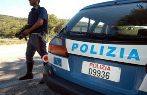 sfonda-la-vetrina-e-ruba-35-scarpe-tutte-spaiate-arrestato