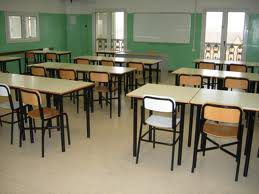 suggerisce-la-risposta-a-un-compagno-all-interrogazione-il-professore-la-chiude-dentro-l-armadio