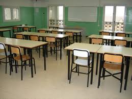 suggerisce-la-risposta-a-un-compagno-all-interrogazione-il-professore-la-chiude-dentro-l-armadio