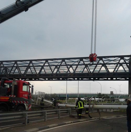 torre-palo-di-illuminazione-crolla-sull-and-rsquo-asse-mediano-paura-e-traffico-in-tilt-foto