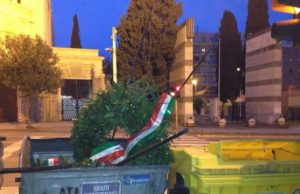 E dopo la manifestazione le corone nel cassonetto e-dopo-la-manifestazione-le-corone-nel-cassonetto
