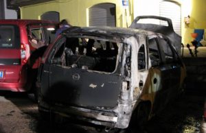 notte-di-paura-a-selargius-due-auto-in-fiamme-danni-a-un-and-rsquo-abitazione