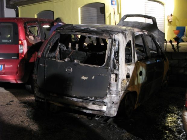 Notte di paura a Selargius: due auto in fiamme notte-di-paura-a-selargius-due-auto-in-fiamme-danni-a-un-and-rsquo-abitazione