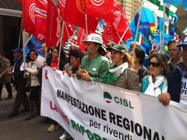 cinquemila-in-piazza-carrus-cgil-and-ldquo-la-sardegna-and-egrave-gi-and-agrave-nel-baratro-and-rdquo