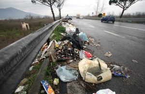 sestu-strada-lastricata-di-spazzatura-protesta-degli-ecologisti