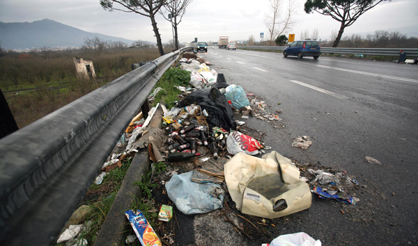 sestu-strada-lastricata-di-spazzatura-protesta-degli-ecologisti