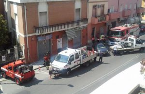 via-riva-villasanta-pioggia-di-calcinacci-in-strada-danni-a-un-auto