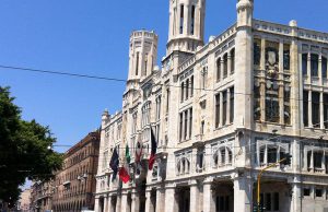 bandiere-a-mezz-and-rsquo-asta-in-comune-cagliari-ricorda-il-sindaco-uccisa-nel-varesotto-foto