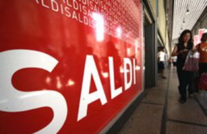 saldi-partenza-in-chiaroscuro-calo-medio-del-7-le-famiglie-non-spendono-pi-and-ugrave-di-220-euro