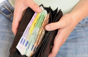 Trovano una busta con 2 mila euro e la consegnano in Questura trovano-una-busta-con-2-mila-euro-e-la-consegnano-in-questura