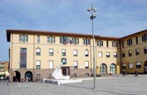 carbonia-s-and-rsquo-incatena-al-portone-del-comune-and-ldquo-aiutate-i-miei-figli-and-rdquo