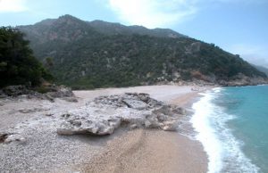 rubano-sassolini-da-cala-sisine-denunciati-due-turisti