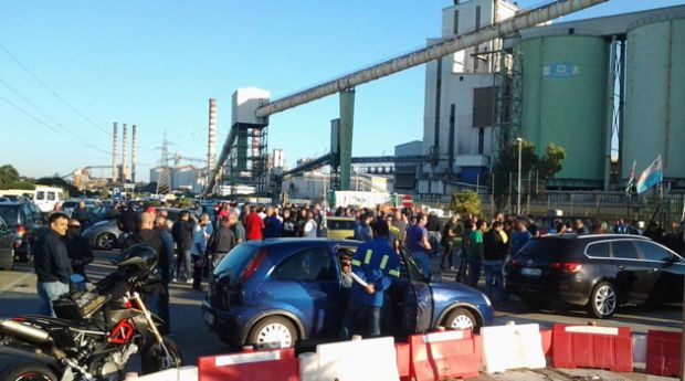 alcoa-riparte-la-mobilitazione-dei-lavoratori-scontri-e-incontri-in-viale-trento-foto