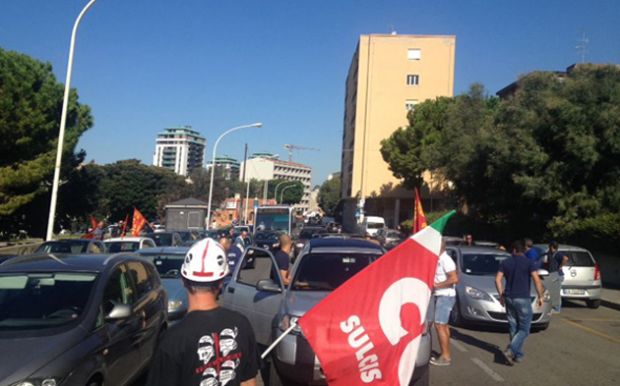 protesta-alcoa-blocco-stradale-in-viale-trento-foto