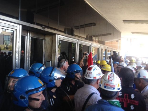 alcoa-trasferito-d-urgenza-in-ospedale-ispettore-digos-ferito-durante-gli-scontri-in-viale-trento