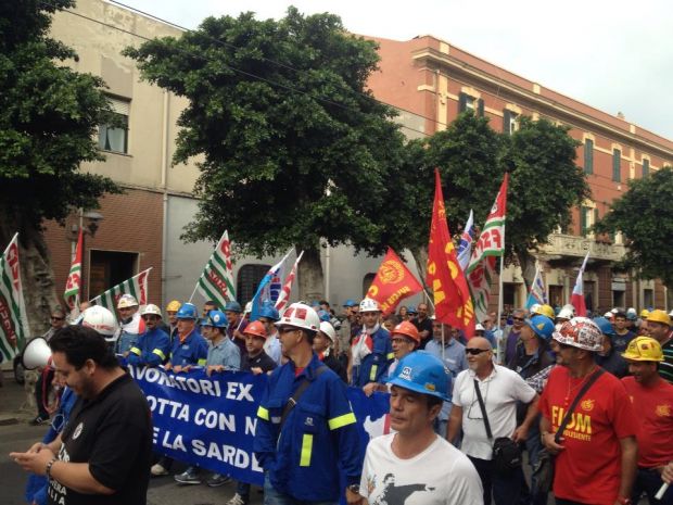 alcoa-notte-di-occupazione-in-regione-parte-la-marcia-verso-via-roma
