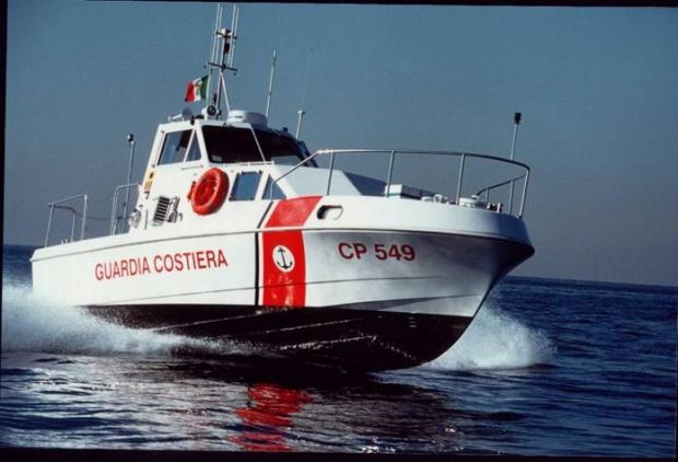 si-strappa-la-vela-della-barca-soccorsi-due-turisti-svizzeri