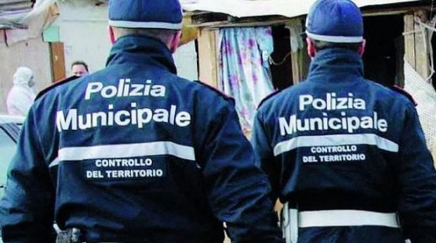 lite-con-una-nigeriana-vigile-urbano-rimane-in-mutande-accanto-al-mercato