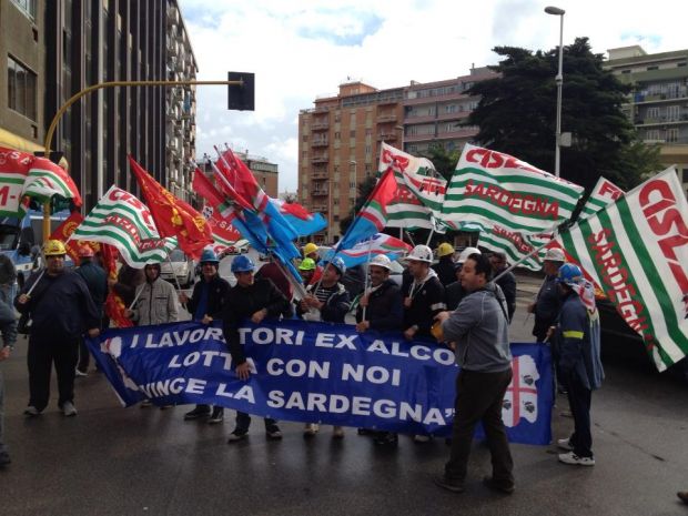 alcoa-nuova-protesta-a-cagliari-traffico-paralizzato-in-piazza-giovanni-xxiii-video