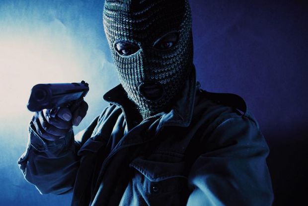 chiudono-gli-anziani-proprietari-in-bagno-e-svaligiano-la-casa