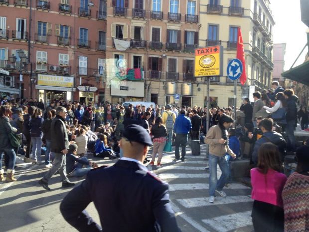 studenti-in-piazza-tensione-tra-forze-dell-and-rsquo-ordine-e-giovani-delle-superiori-video