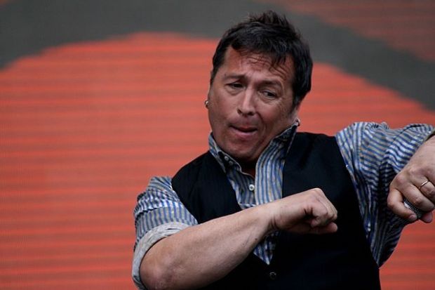 alluvione-5-mila-euro-per-cani-e-gatti-a-villacidro-la-met-and-agrave-dal-cantante-paolo-belli