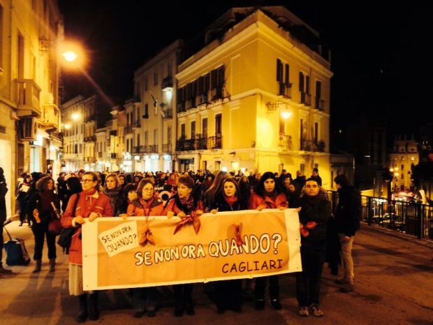 cinquecento-persone-in-piazza-and-ldquo-stop-alla-violenza-alle-donne-and-rdquo-video