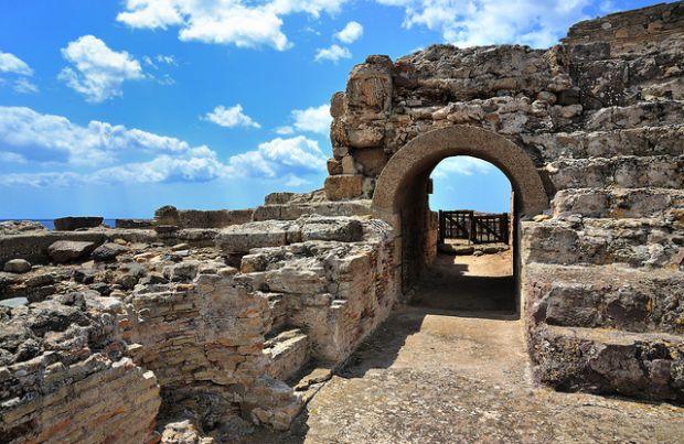 Nora nora-scoperti-nuovi-tesori-ecco-una-strada-e-vasellame-decorato