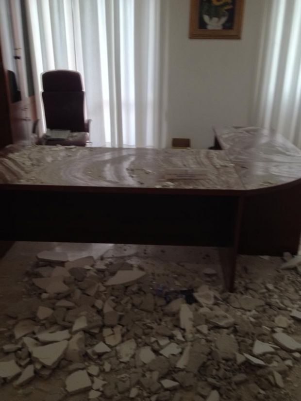 crolla-anche-la-provincia-gi-and-ugrave-il-soffitto-in-un-ufficio