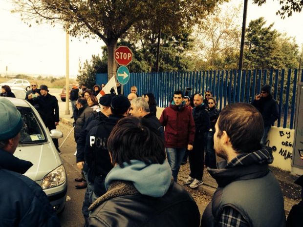 ecco-i-and-ldquo-forconi-and-rdquo-blocchi-in-tutta-l-isola-tensione-in-via-vesalio-video