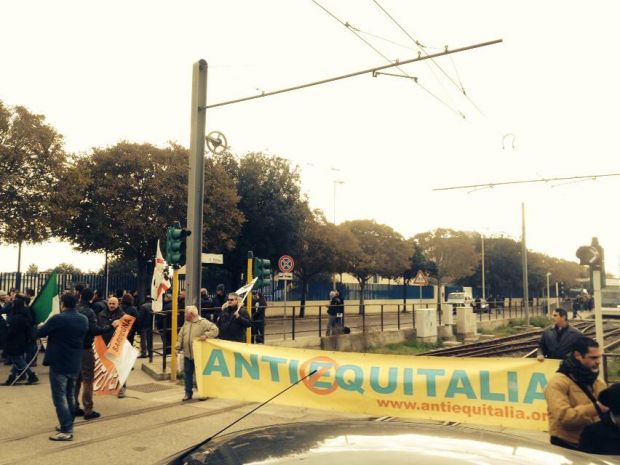 I forconi anti-Equitalia i-forconi-anti-equitalia-blitz-all-and-rsquo-agenzia-delle-entrate