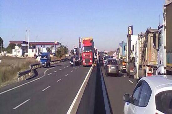 Forconi in azione forconi-in-azione-blocco-sulla-131-5-km-di-coda