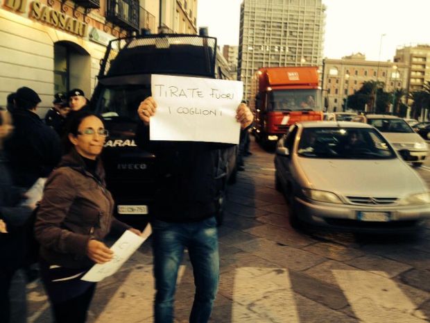 precari-e-senza-lavoro-protesta-sotto-il-consiglio-regionale-via-roma-in-tilt