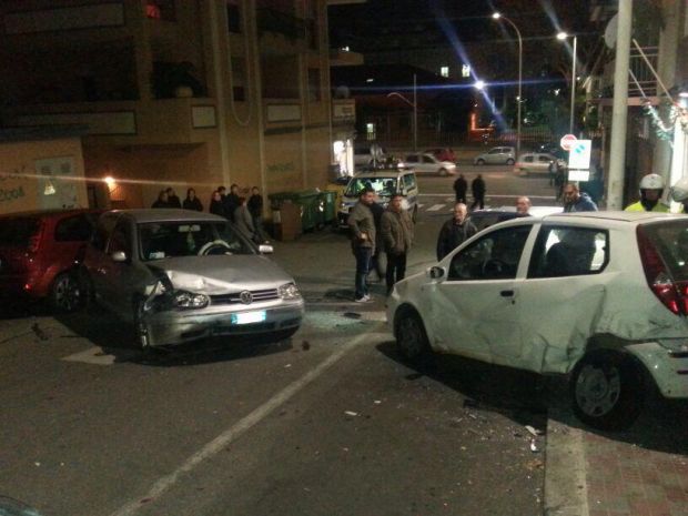Spettacolare incidente a Is Mirrionis spettacolare-incidente-a-is-mirrionis-distrutte-sette-auto