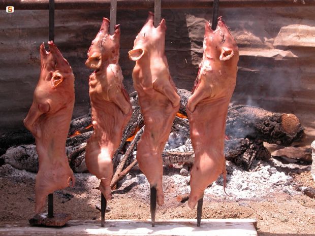 Le accuse a Piras: i convegni fantasma le-accuse-a-piras-i-convegni-fantasma-i-maialetti-e-le-sedie-portate-da-casa