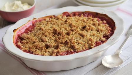 Crumble di rabarbaro (ricetta tipica inglese) crumble-di-rabarbaro-ricetta-tipica-inglese