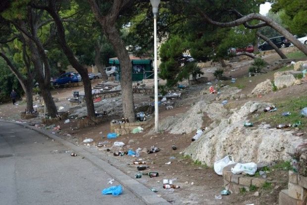 I cafoni del botellòn: dopo la festa viale Sant’Ignazio è un immondezzaio i-cafoni-del-botell-and-ograve-n-dopo-la-festa-viale-sant-and-rsquo-ignazio-and-egrave-un-immondezzaio