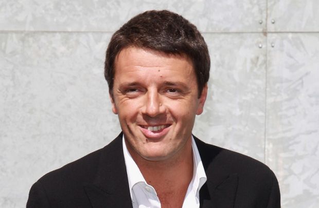 renzi-a-sassari-teatro-verdi-gremito-strette-di-mano-e-battute-sul-calcio