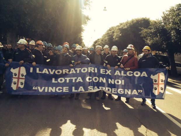 Alcoa alcoa-blitz-in-citt-and-agrave-bloccata-viale-trieste-uova-sui-manifesti-elettorali