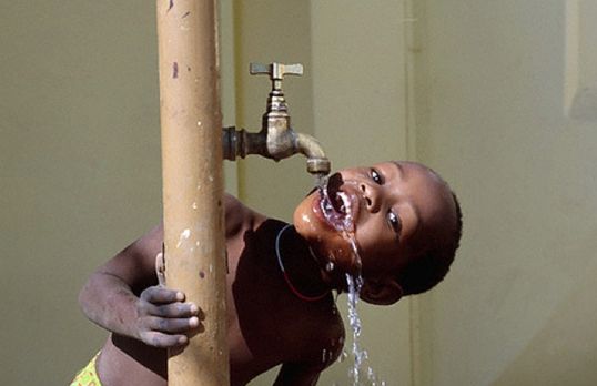 "Tap Project" and-quot-tap-project-and-quot-lasci-immobile-lo-smartphone-e-l-unicef-dona-acqua-potabile-a-un-bimbo