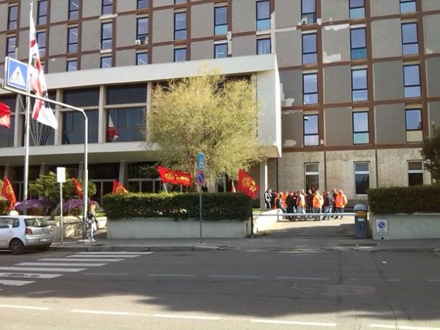 sit-in-dei-lavoratori-mazzoni-spa-in-viale-trento