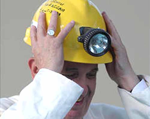 lavoratori-alcoa-in-vaticano-a-papa-francesco-una-giacca-da-operaio