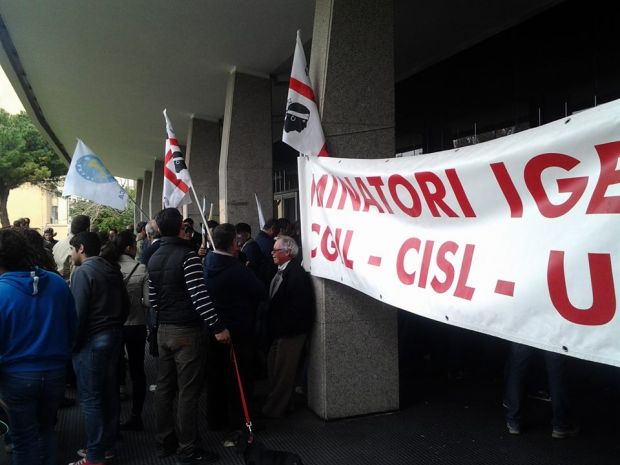 figli-della-crisi-blitz-in-viale-trento-occupato-l-androne-del-palazzo-della-regione