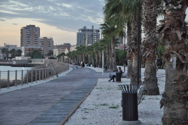 crolla-un-muro-all-and-rsquo-alberti-chiude-la-passeggiata-a-mare-di-su-siccu