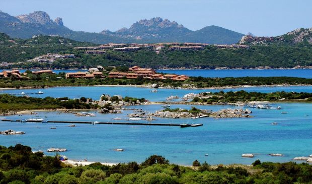 costa-smeralda-guerra-dei-parcheggi-il-comune-minaccia-and-ldquo-pronti-a-espropriare-and-rdquo