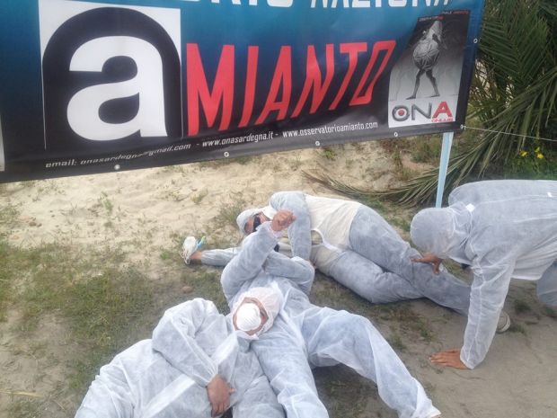 Poetto: “Amianto in spiaggia” poetto-and-ldquo-amianto-in-spiaggia-and-rdquo-flash-mob-di-protesta