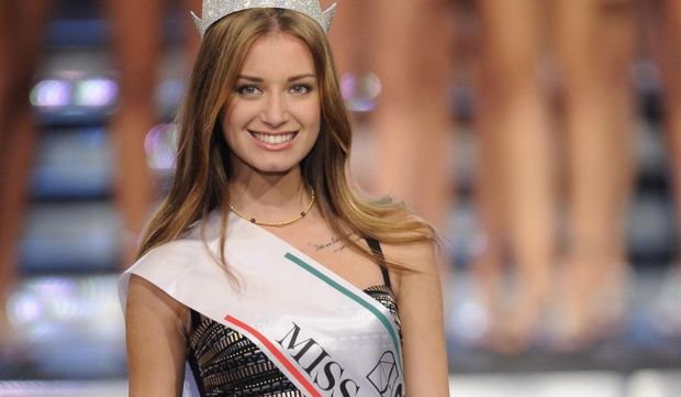 fiera-selezioni-per-miss-italia-nello-stand-dell-and-rsquo-esercito