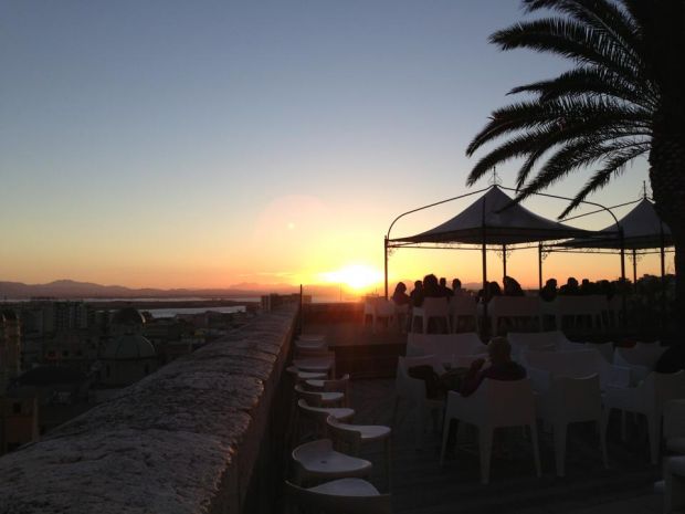 lavoro-il-libarium-assume-due-camerieri-e-un-barman-per-l-and-rsquo-estate