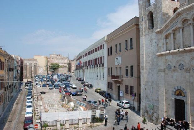 piazza-palazzo-entro-l-and-rsquo-estate-via-alle-auto