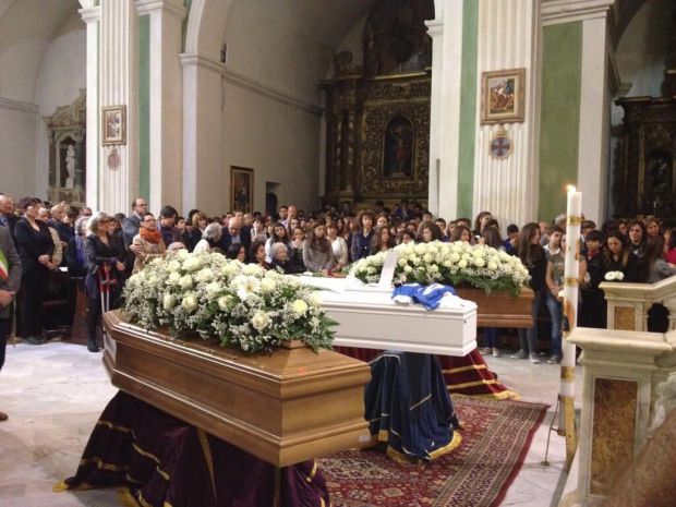 folla-commossa-ai-funerali-degli-azzena-la-maglia-di-calcio-sulla-bara-di-pietro